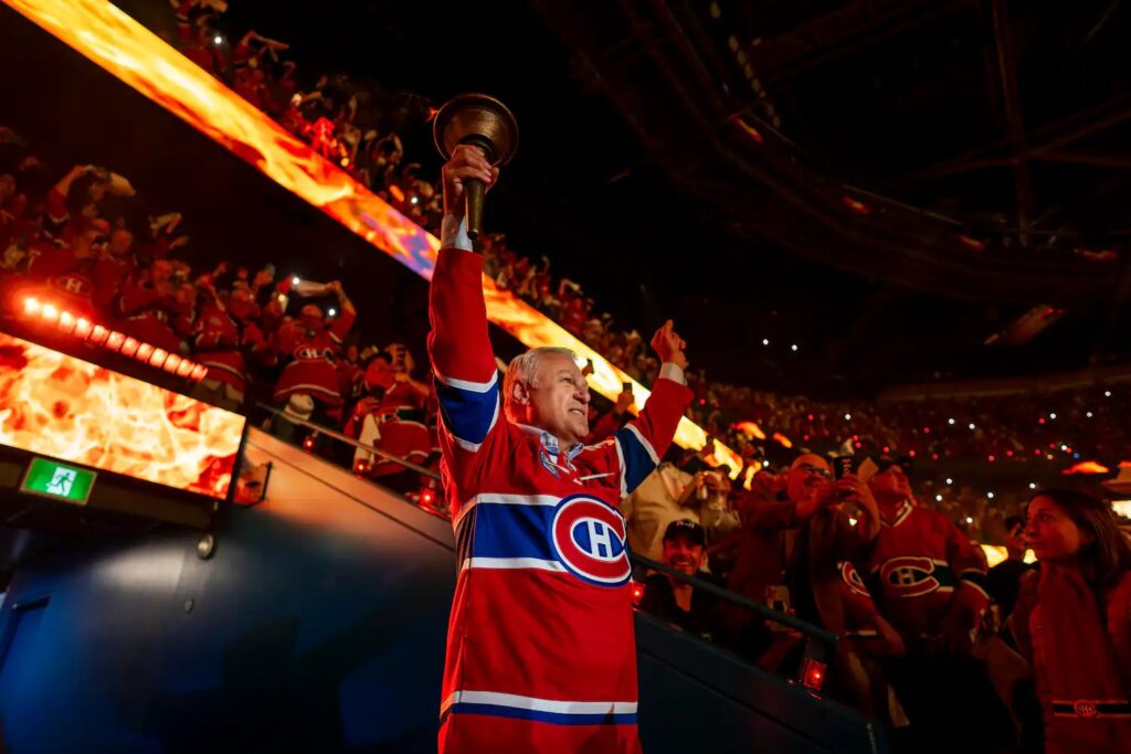 Claude Lemieux soulève le flambeau au Centre Bell, en chandail des Canadiens (photo fournie par Daniel)