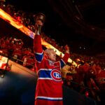 Claude Lemieux soulève le flambeau au Centre Bell, en chandail des Canadiens (photo fournie par Daniel)