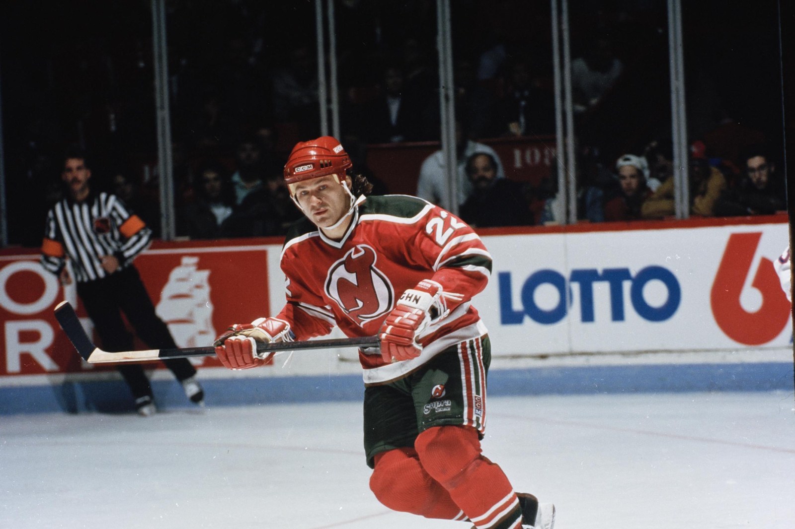 Claude Lemieux, numéro 22 des Devils du New Jersey, en action au début des années 1990