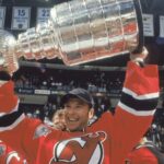 Claude Lemieux soulève la coupe Stanley avec les Devils du New Jersey