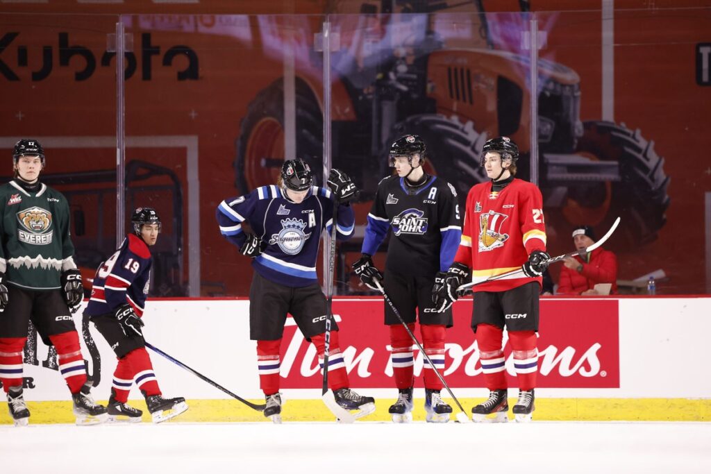 Jeunes joueurs de la LHJMQ lors d'un match des meilleurs espoirs de la LCH