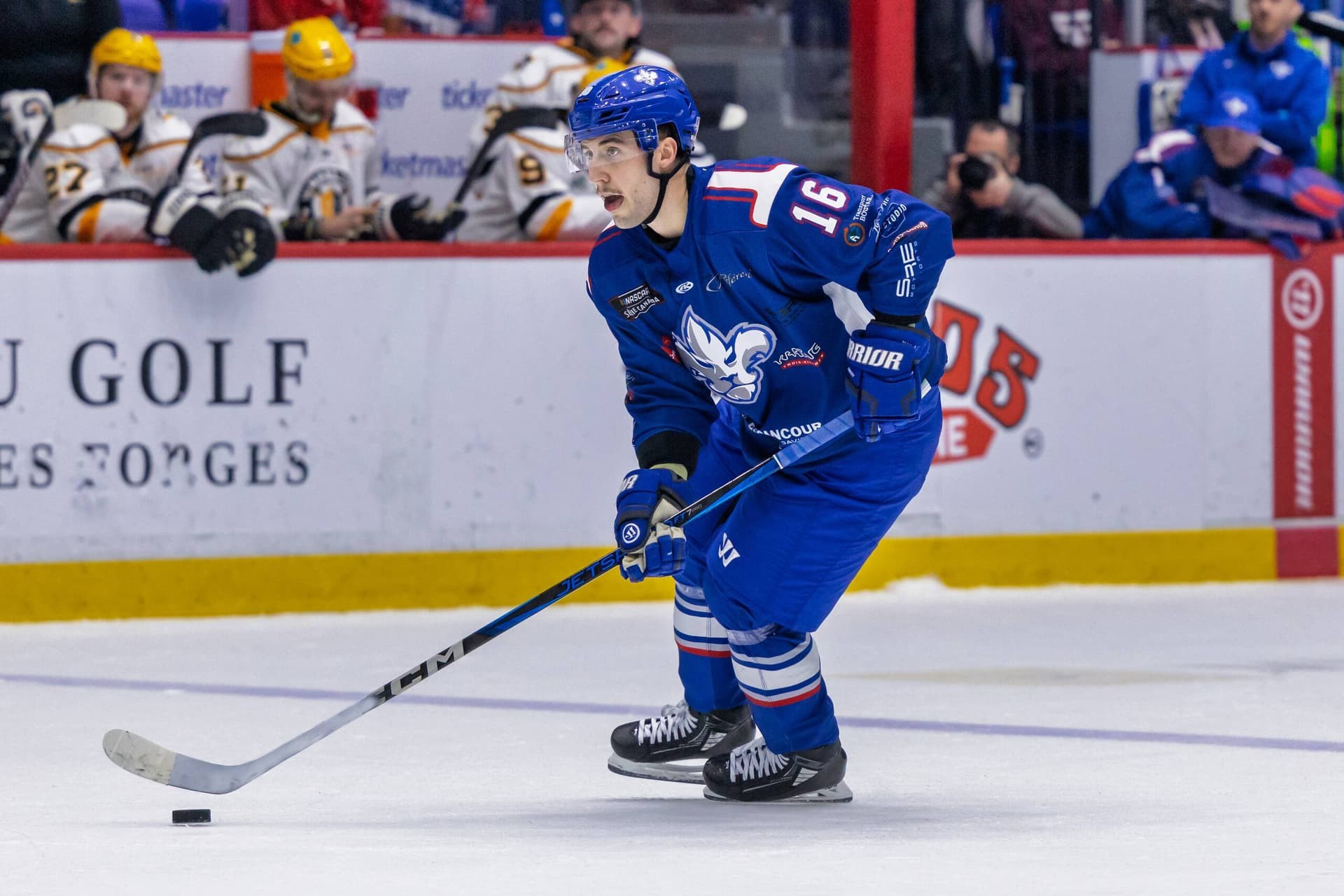 Joueur des Lions de Trois-Rivières, chandail bleu numéro 16