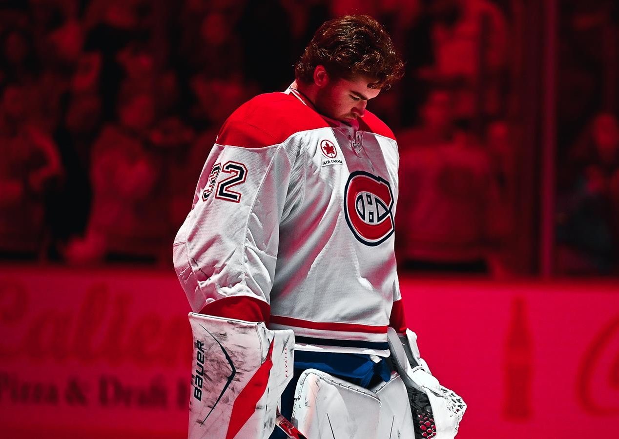 Jacob Fowler en chandail blanc du Canadien, tête baissée