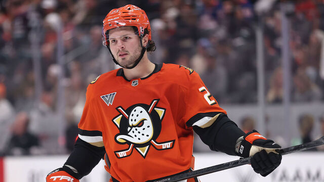 Mason McTavish en chandail des Ducks