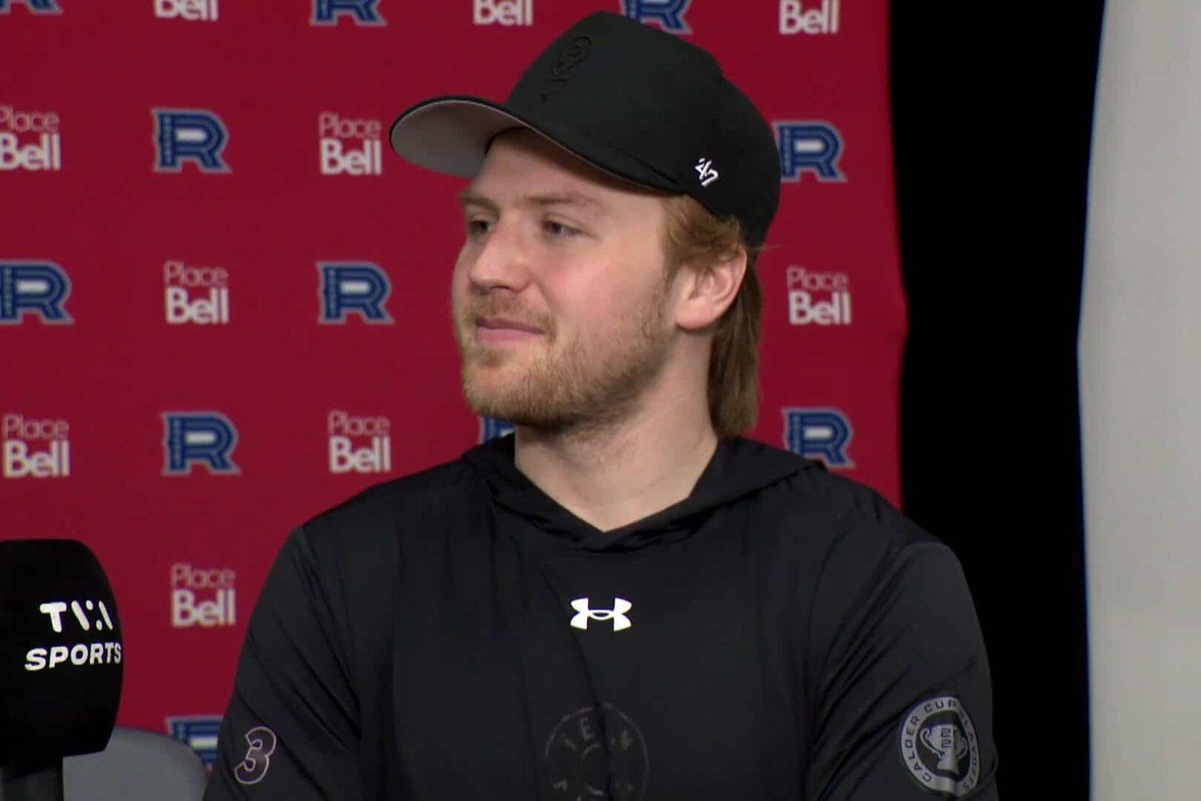 Luke Mittelstadt en conférence de presse à la Place Bell