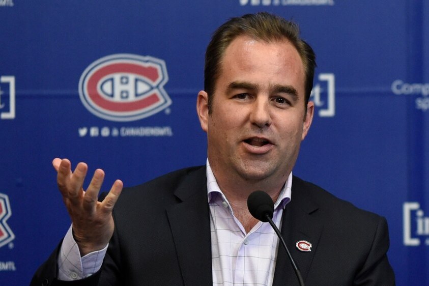 Geoff Molson, propriétaire du Canadien, devant les logos du club