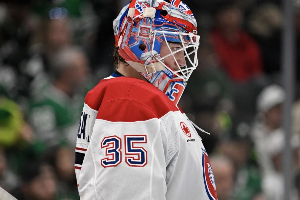 Samuel Montembeault, de dos, en chandail blanc du Canadien