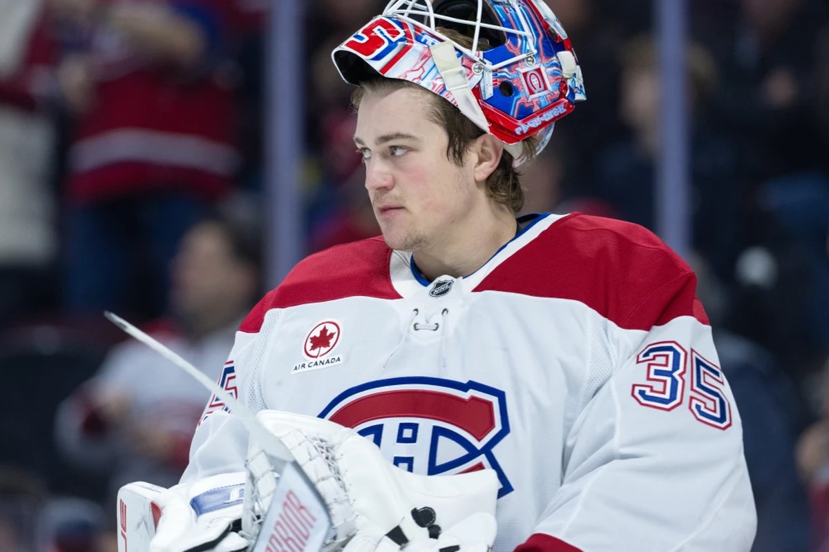 Samuel Montembeault, numéro 35 du Canadien, masque relevé en chandail blanc