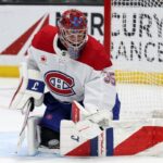 Samuel Montembeault, numéro 35 du Canadien, devant son filet en chandail blanc