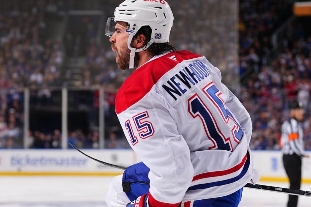 Alex Newhook célèbre un but du Canadien