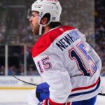 Alex Newhook célèbre un but du Canadien