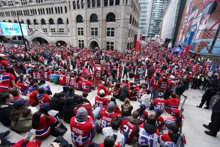 Partisans des Canadiens rassemblés à l'extérieur du Centre Bell avant un match