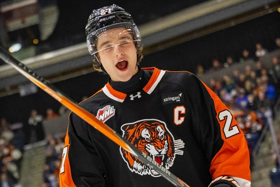 Bryce Pickford, capitaine des Tigers de Medicine Hat, célébrant un but