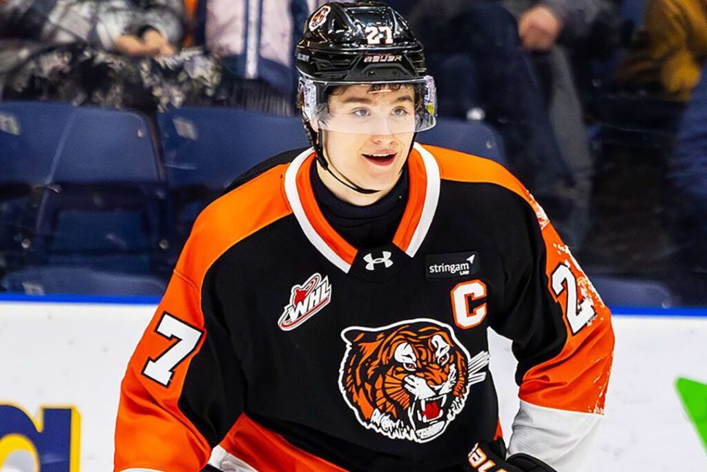 Bryce Pickford, défenseur des Tigers de Medicine Hat, chandail noir et orange, numéro 27
