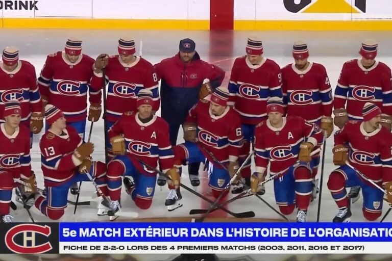Les joueurs du Canadien en chandails rouges vintage posent pour la photo d'équipe sur la glace extérieure de Winnipeg