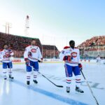 Les Canadiens sur la glace extérieure avant un match en plein air