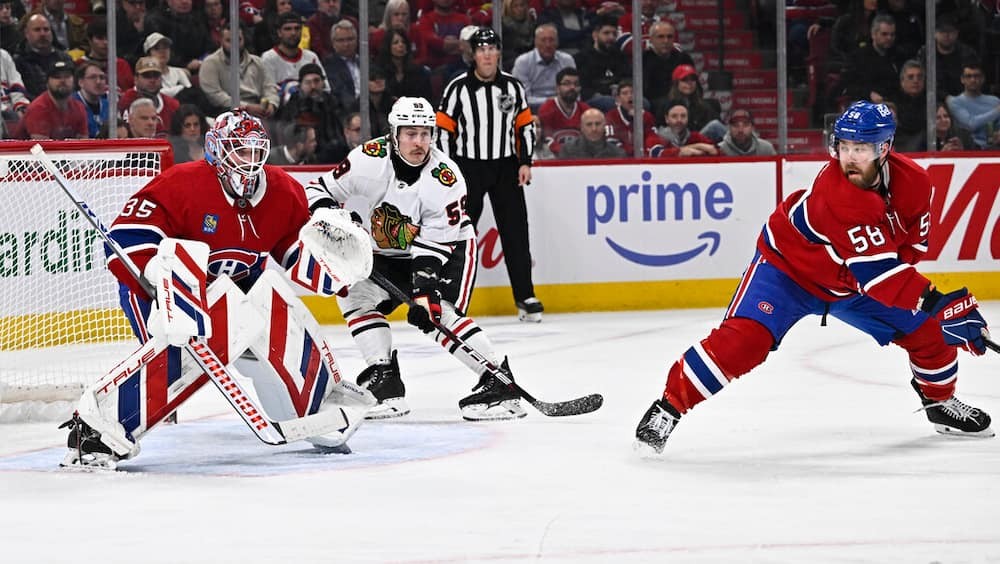 Samuel Montembeault et David Savard devant un joueur des Blackhawks, bandeau Prime derrière le filet