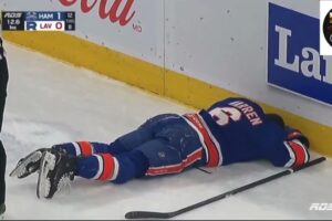 Marshall Warren au sol le long de la bande après le coup de hanche d'Owen Protz, Rocket de Laval contre Hamilton