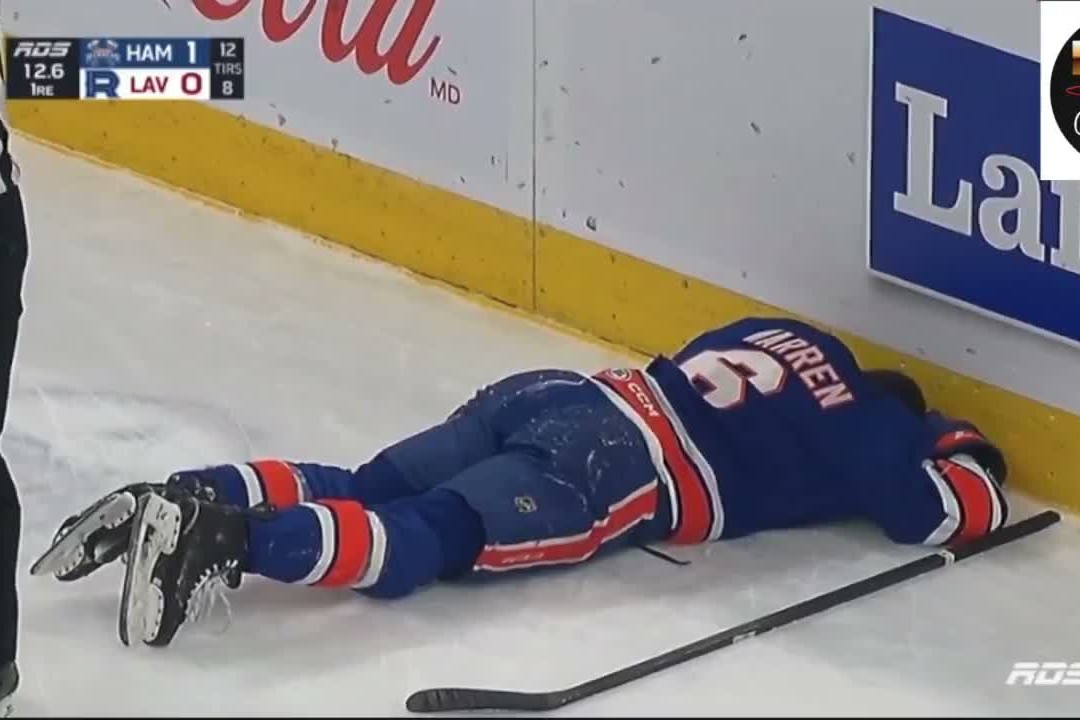 Marshall Warren au sol le long de la bande après le coup de hanche d'Owen Protz, Rocket de Laval contre Hamilton