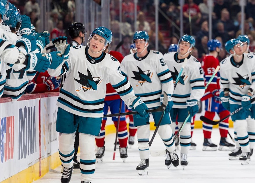 Les Sharks célèbrent au banc, au Centre Bell