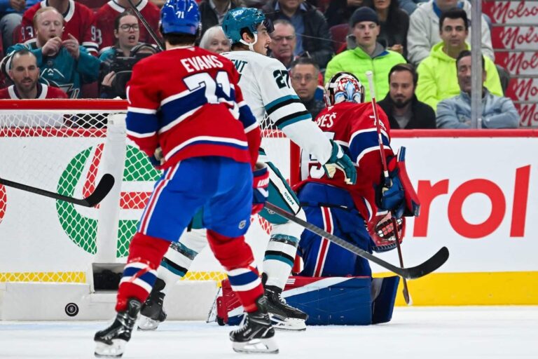 Jake Evans et Jakub Dobes devant le filet du Canadien contre les Sharks