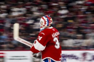 Kaapo Kähkönen, gardien du Rocket de Laval, en chandail rouge