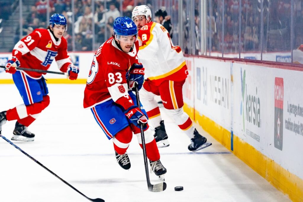 Un joueur du Rocket de Laval contre les Wranglers de Calgary