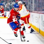 Un joueur du Rocket de Laval contre les Wranglers de Calgary