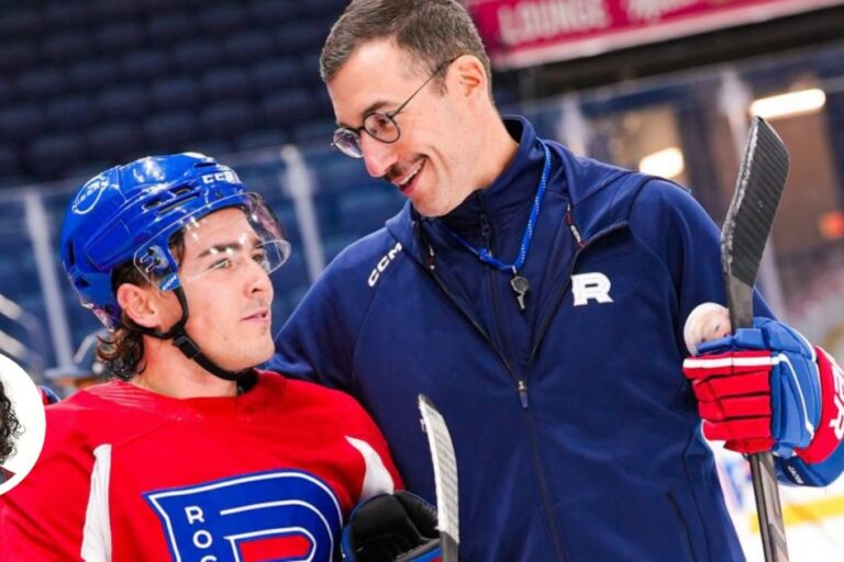 L'entraîneur-chef Daniel Jacob avec un joueur du Rocket de Laval