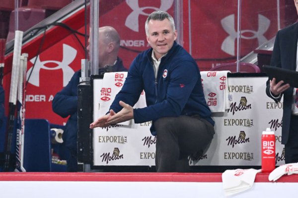 Antoine Roussel pointe du doigt Martin St-Louis pour les pénalités du Canadien