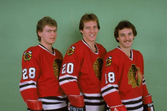 Denis Savard (au centre) avec les Blackhawks de Chicago