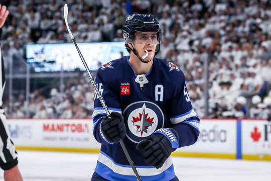 Mark Scheifele en chandail des Jets de Winnipeg, numéro 55