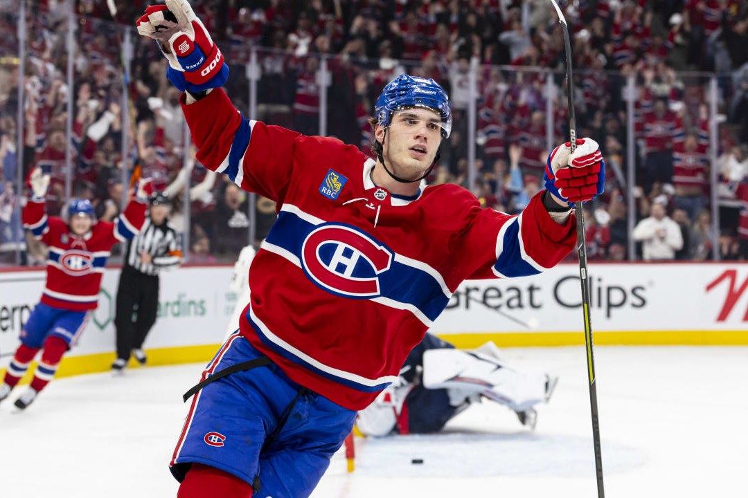 Juraj Slafkovsky des Canadiens célèbre un but