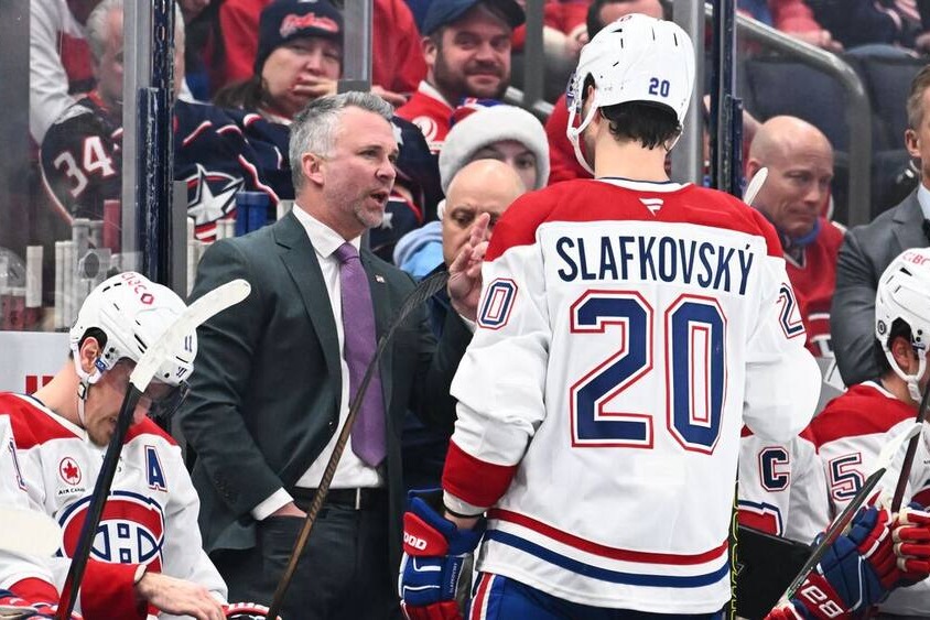 Martin St-Louis derrière le banc, en discussion avec Juraj Slafkovsky