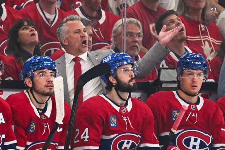 Martin St-Louis derrière le banc du Canadien, avec Phillip Danault