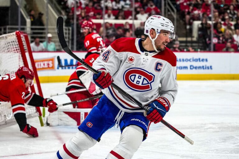 Nick Suzuki célèbre un but du Canadien