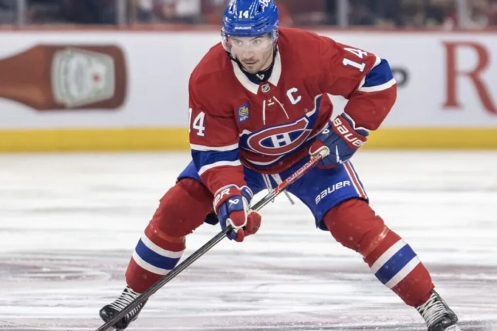 Nick Suzuki en chandail rouge du Canadien, en action sur la glace