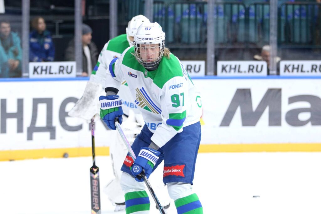 Alexander Zharovsky, numéro 97 du Salavat Yulaev, en action dans la KHL