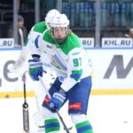 Alexander Zharovsky, numéro 97 du Salavat Yulaev, en action dans la KHL