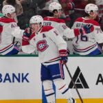 Alex Newhook célèbre son but devant le banc du Canadien à Dallas