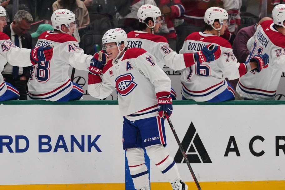 Alex Newhook célèbre son but devant le banc du Canadien à Dallas