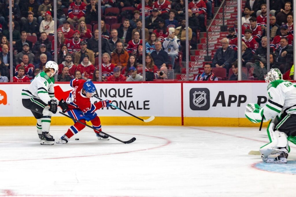 Cole Caufield décoche un tir contre les Stars de Dallas