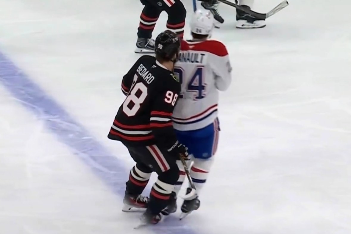 Connor Bedard des Blackhawks bousculé par Phillip Danault du Canadien