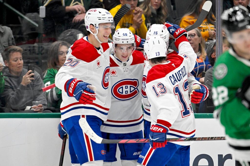 Slafkovsky, Hutson, Newhook et Caufield célèbrent un but du Canadien à Dallas
