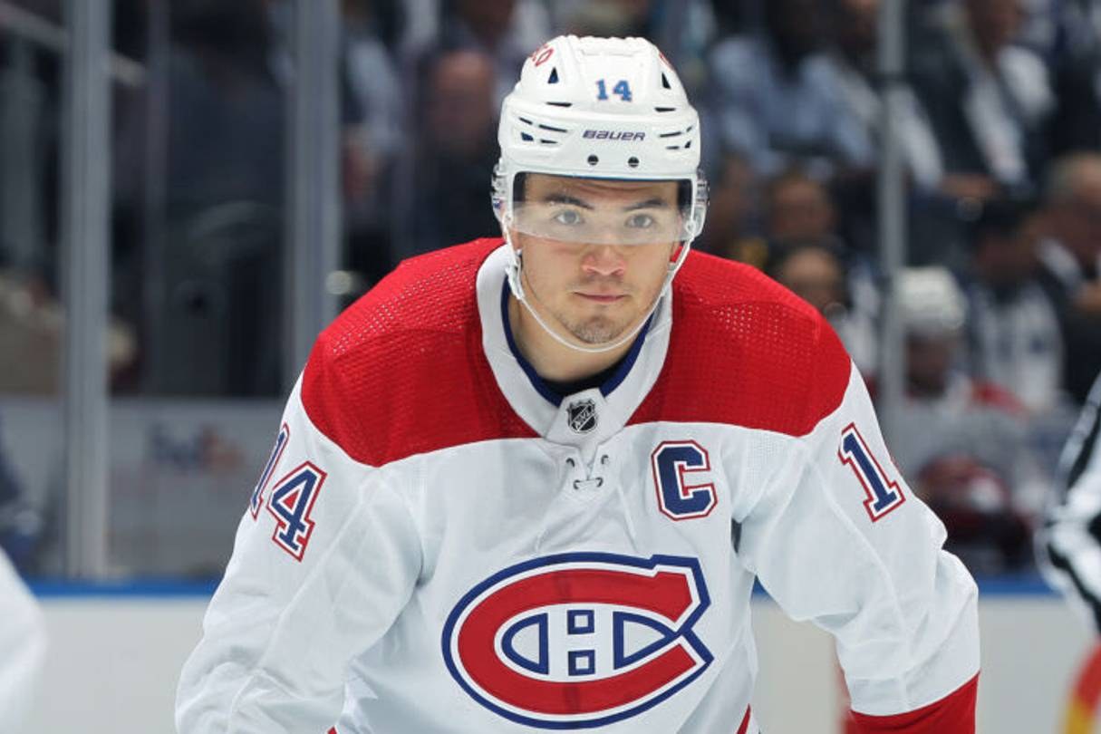 Nick Suzuki, capitaine du Canadien, chandail blanc
