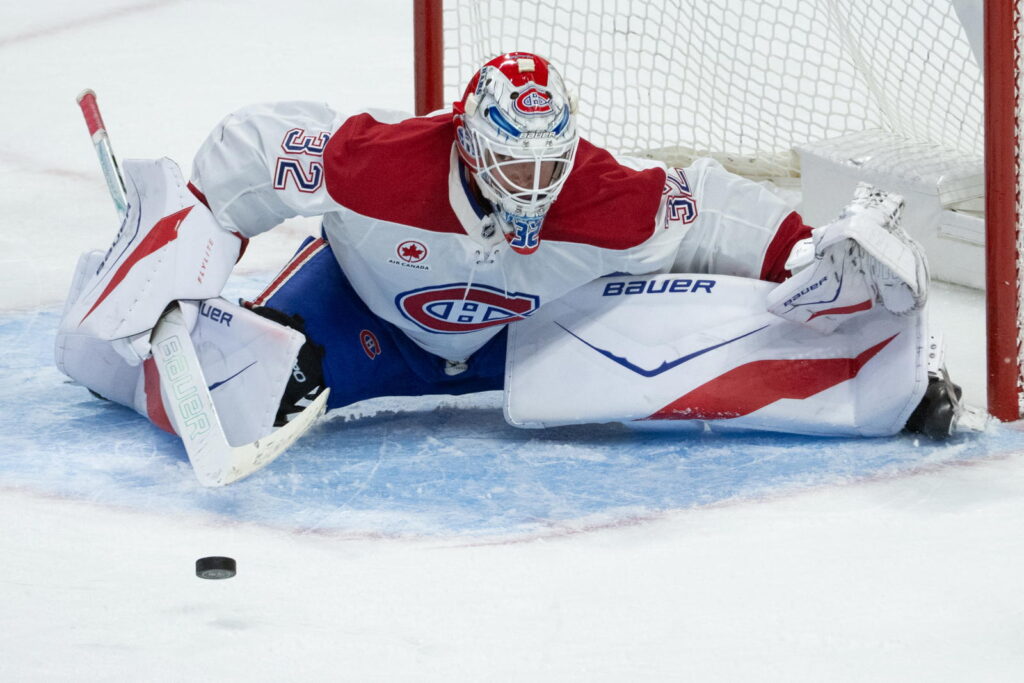 Jacob Fowler, gardien des Canadiens, en plein arrêt devant son filet