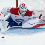 Jacob Fowler, gardien des Canadiens, en plein arrêt devant son filet