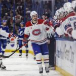 Les joueurs des Canadiens, en chandail blanc, célèbrent un but au banc de l'équipe sur la route