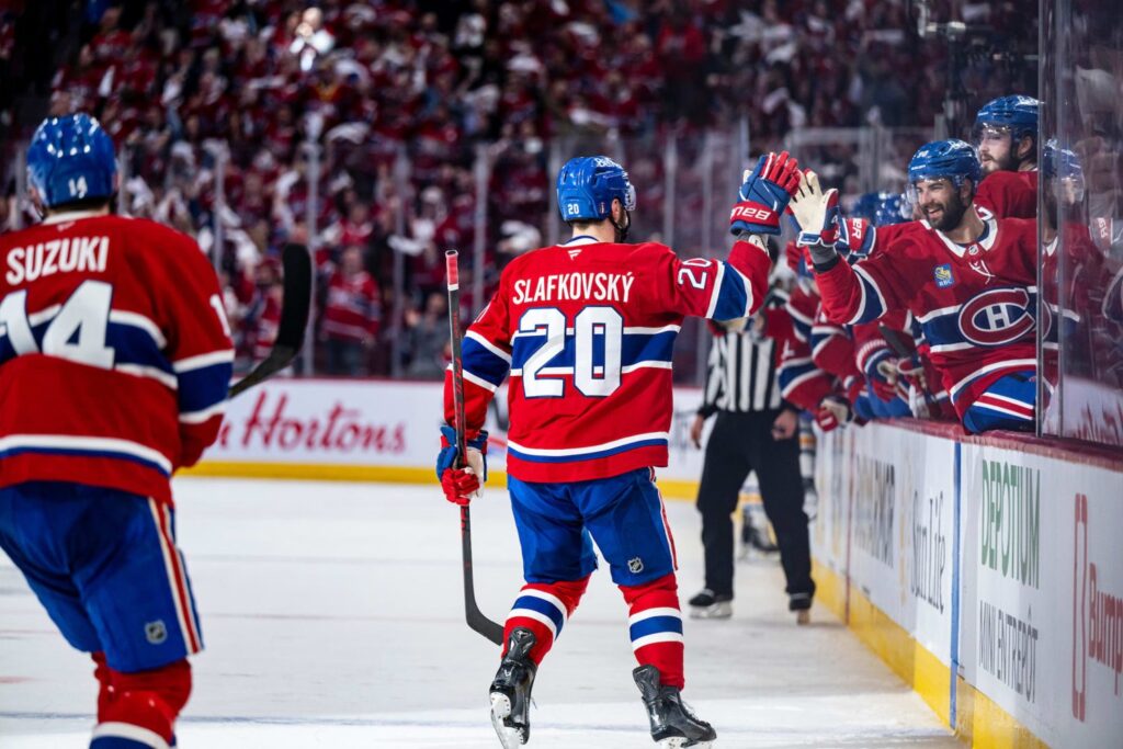 Juraj Slafkovsky célèbre avec ses coéquipiers au banc du Canadien