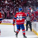 Juraj Slafkovsky célèbre avec ses coéquipiers au banc du Canadien